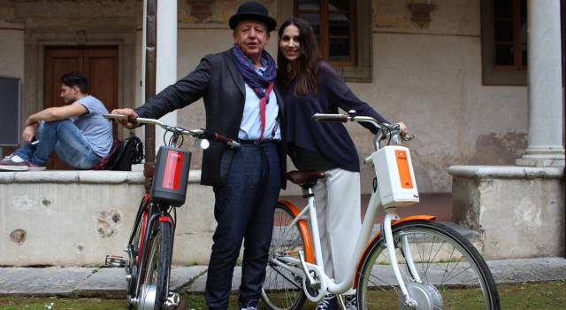 Clive e Daniela Biundo a spasso in bici (elettrica) per la città