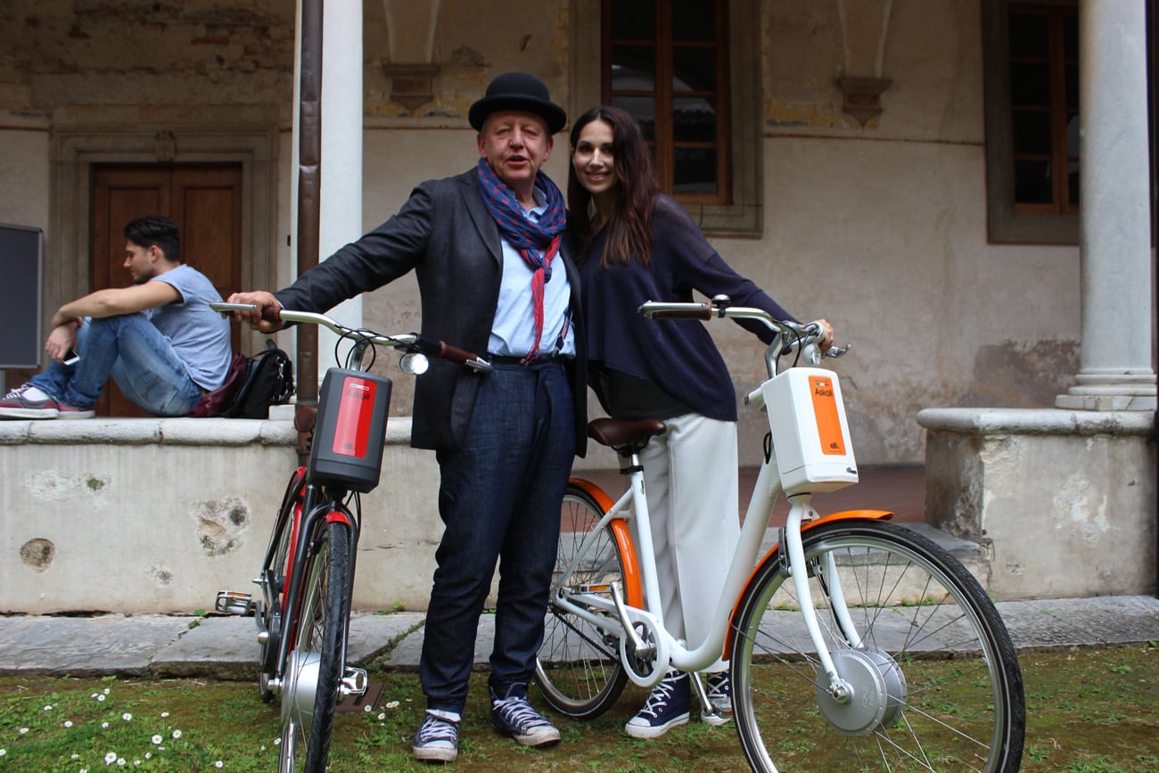 Clive e Daniela Biundo a spasso in bici (elettrica) per la città