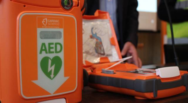 Un nuovo defibrillatore donato alla Fondazione Tiamo