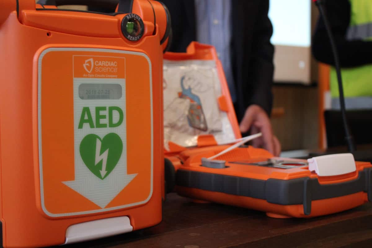 La Multiservizi dona al comune tre defibrillatori