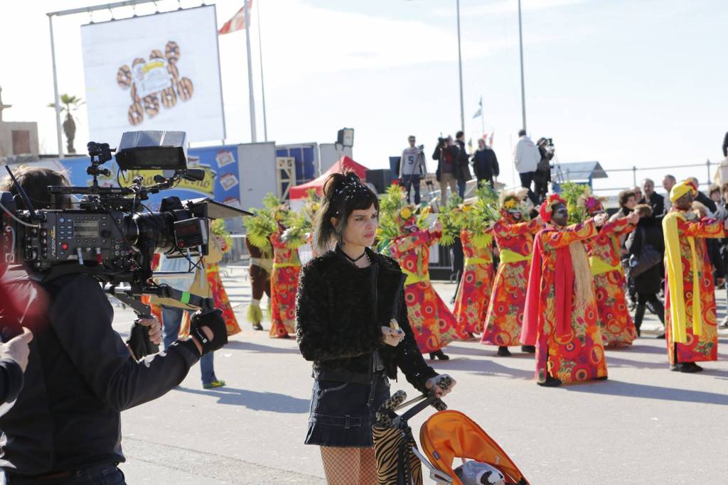 Micaela Ramazzotti durante le riprese del film di Virzì al Carnevale di Viareggio