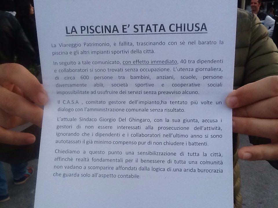 Fuori dal palazzetto volantini di protesta contro la chiusura della piscina