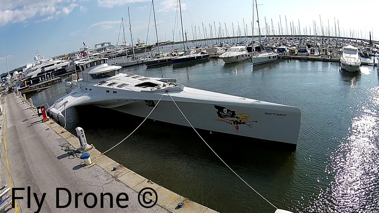 Il trimarano “Brigitte Bardot” a Viareggio