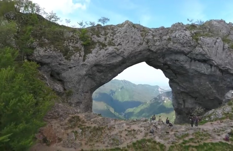 Monte Forato, video spettacolare con il drone