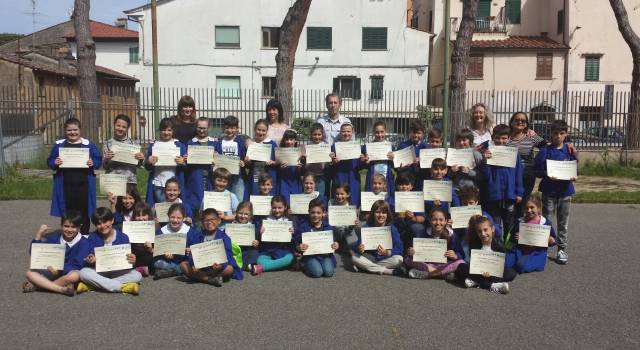 Aci premia i bambini della scuola &#8220;Pascoli&#8221; di Pietrasanta