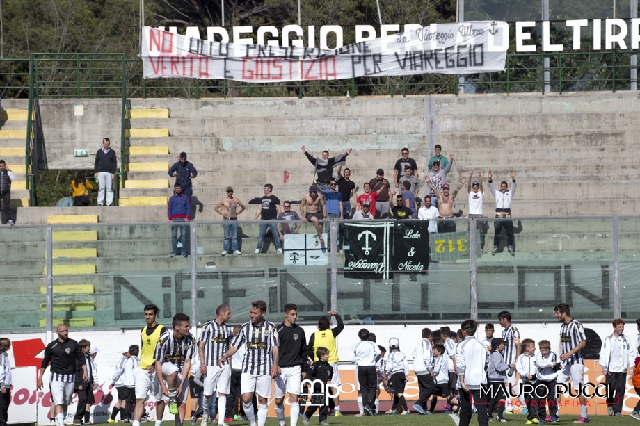 Uno striscione per ricordare Nicola Scrima