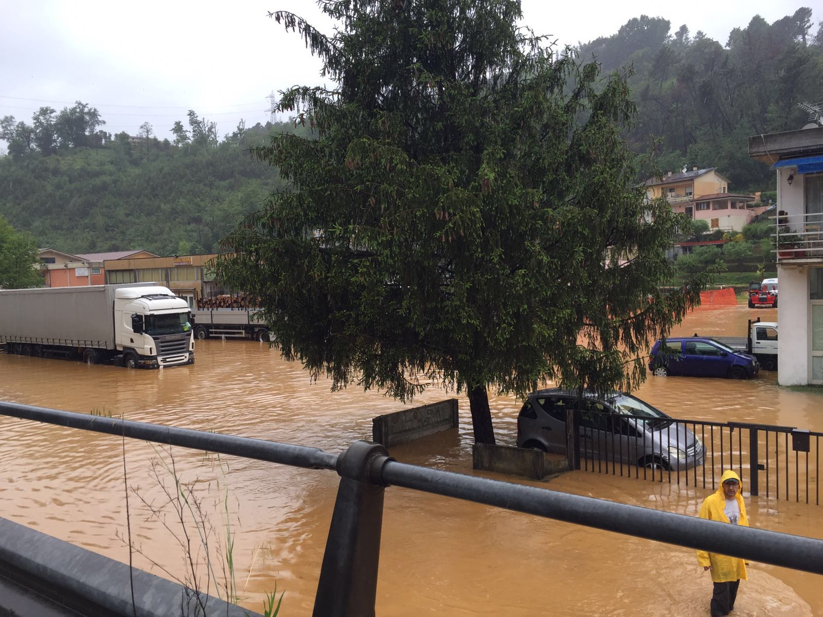 Maltempo, ancora strade interrotte sul versante Camaiore