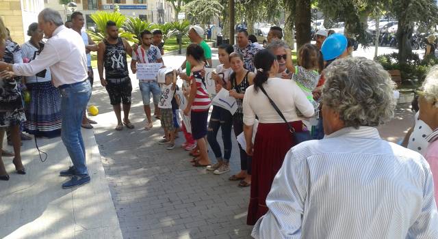 Chiusura campo rom. Sit-in di protesta davanti al Comune