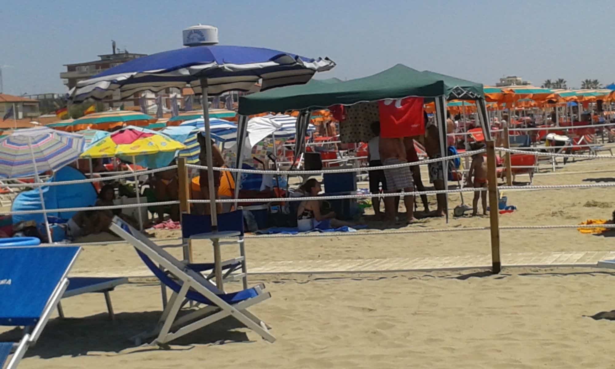 Accampamenti e musica a tutto volume. Proteste per la spiaggia libera a Lido di Camaiore