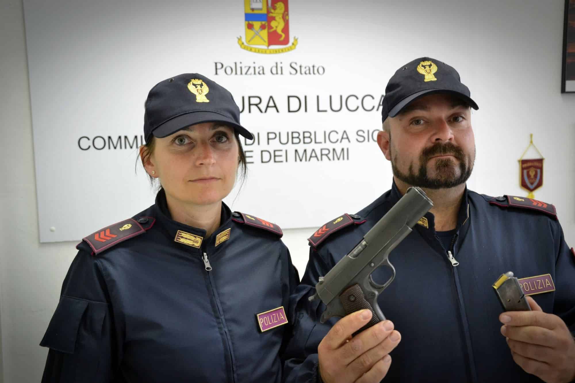 Ubriaco impugna la pistola contro la moglie, ricoverato