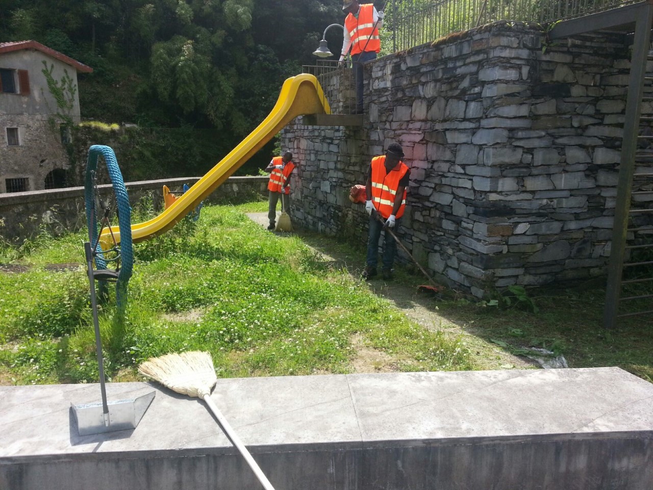 I rifugiati accolti a Stazzema ripuliscono strade, piazze e giardini