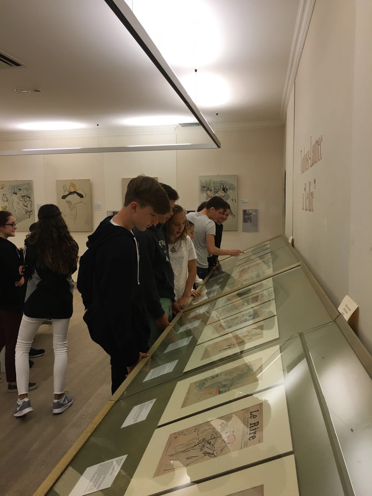 Studenti svizzeri visitano la mostra di Lautrec a Villa Bertelli