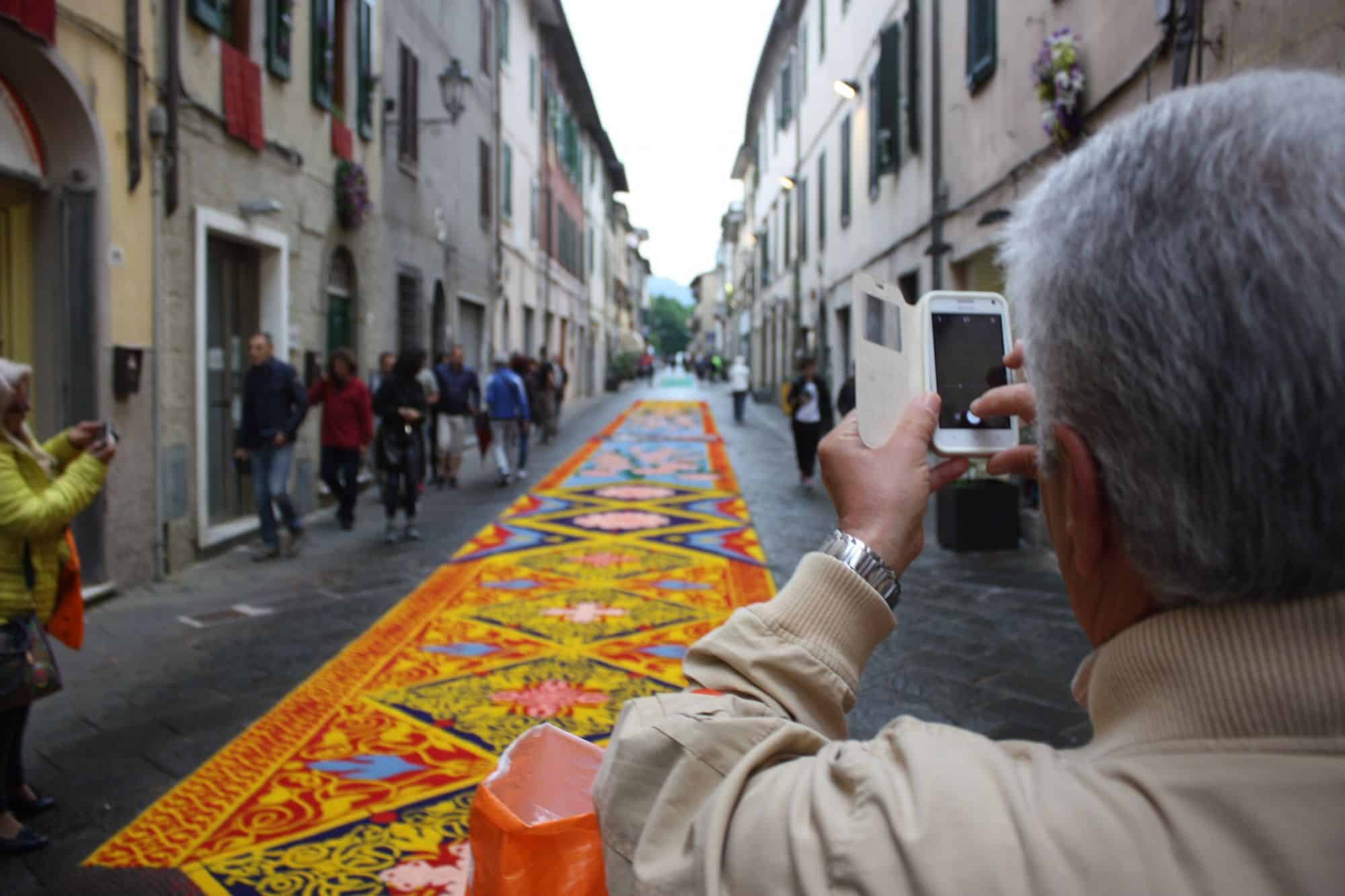 Oltre 500 foto dei tappeti di segatura su Instagram