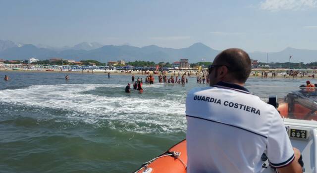 Attimi di apprensione, stamani, per 5 ragazzi rimasti in balia delle onde, di fronte al bagno “Duilio” di Viareggio