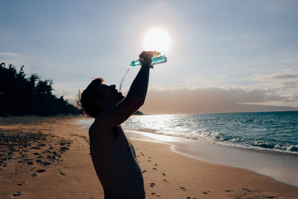 caldo africano spiaggia bere