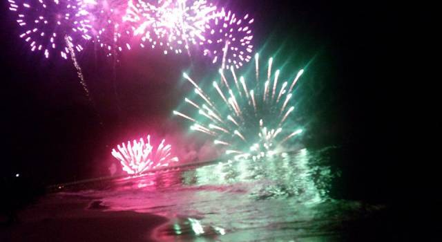 Forte dei Marmi gremita per lo show dei fuochi d&#8217;artificio