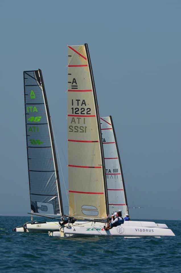 I catamarani sfrecciano a Marina di Pietrasanta