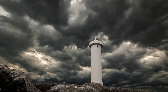 Il faro col maltempo