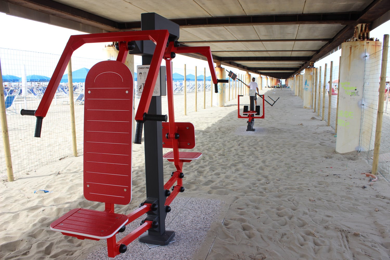 Ieri i bivacchi, oggi una palestra: come cambia il sottopontile di Pietrasanta