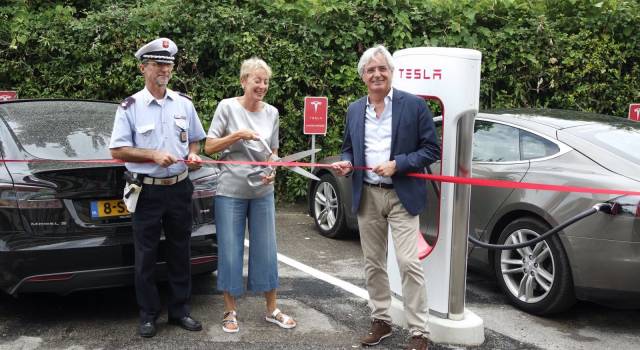 Inaugurata la prima stazione Supercharger Tesla della Versilia