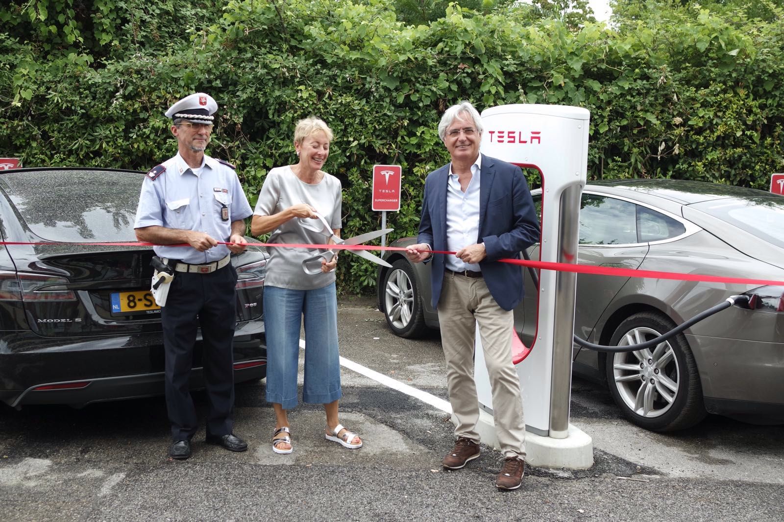 Inaugurata la prima stazione Supercharger Tesla della Versilia