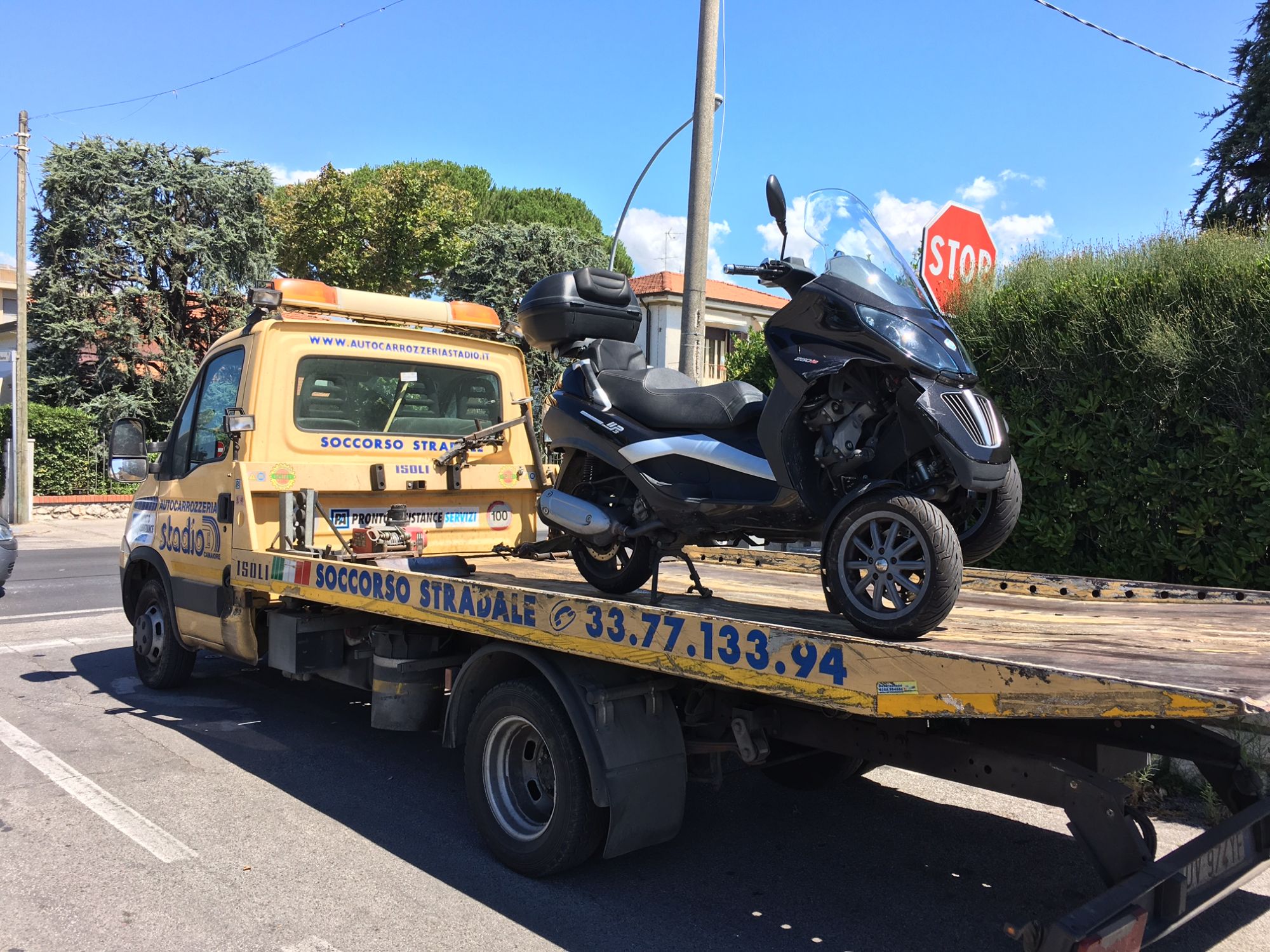 Incidente sulla via Italica. Scontro tra moto e auto