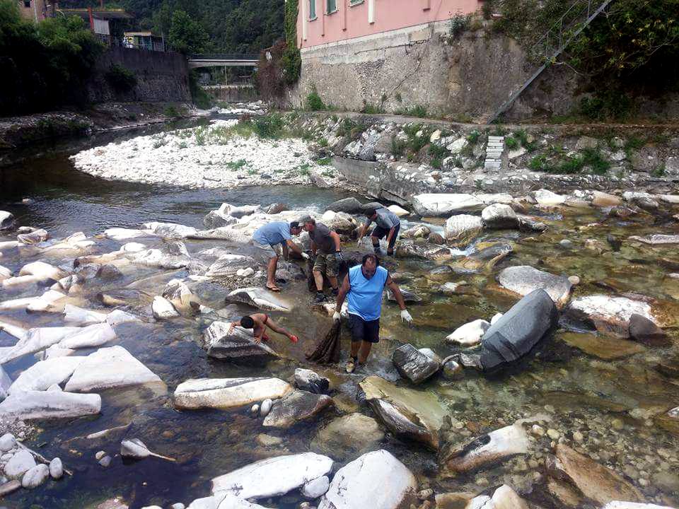 “Il sindaco rimprovera i volontari che puliscono”