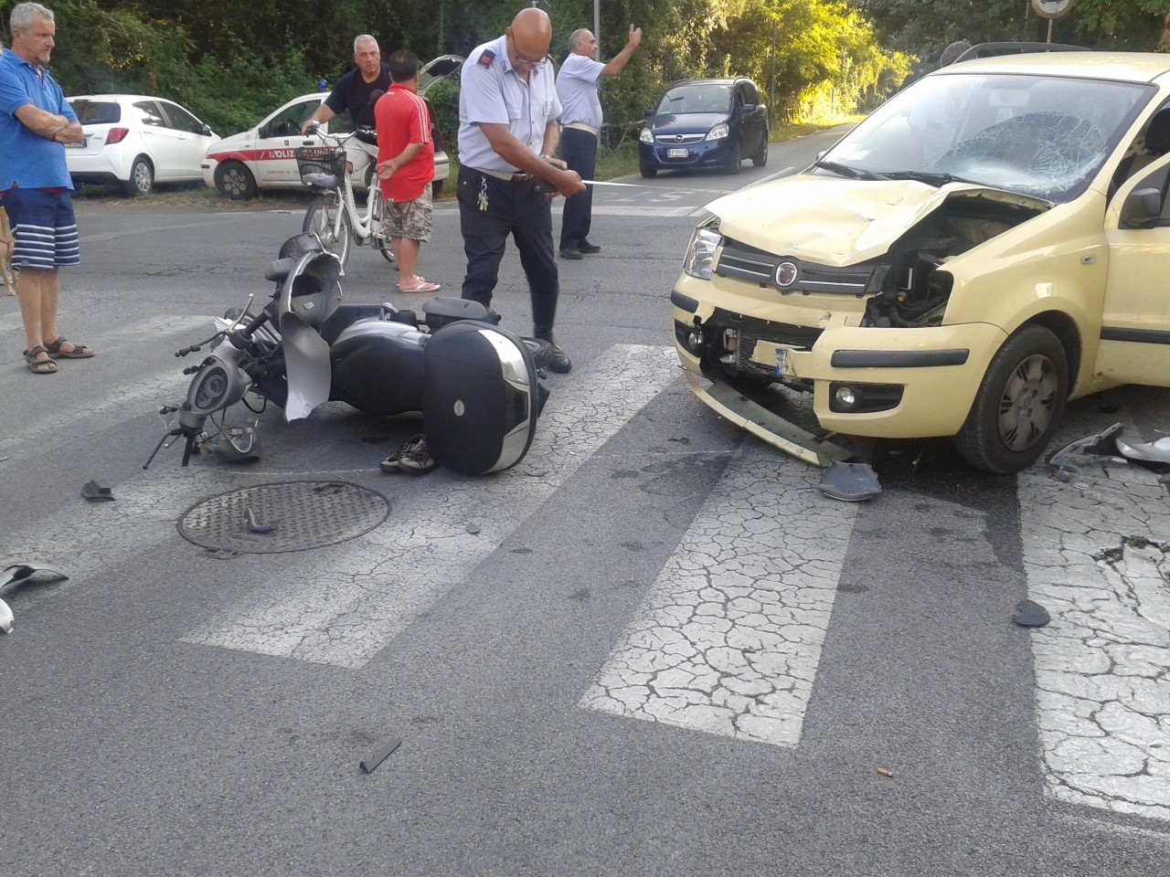 Scontro tra auto e scooter, grave un giovane