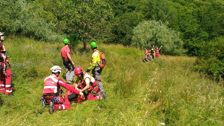 Donna finisce in scarpata, la salva il Soccorso Alpino