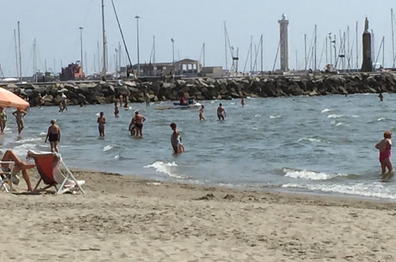 Con la moto d’acqua tra i bagnanti, multato