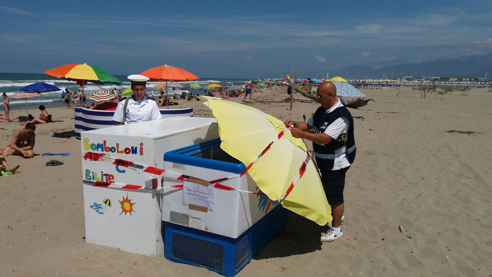 Lotta agli abusivi in spiaggia, arrivano i primi sequestri