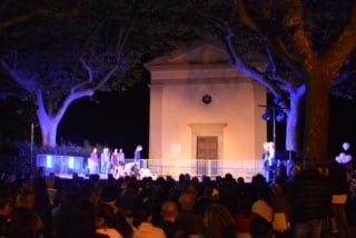 Piazza stracolma per il balletto in omaggio alle vittime di Sant&#8217;Anna