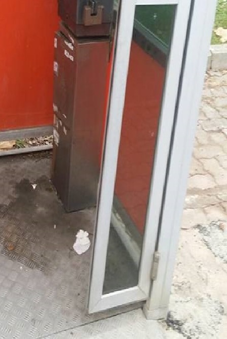 Escrementi dentro la cabina telefonica