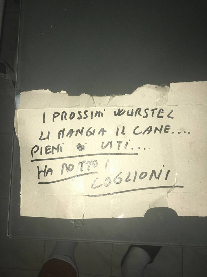 Minacce di morte al cane con un biglietto in giardino