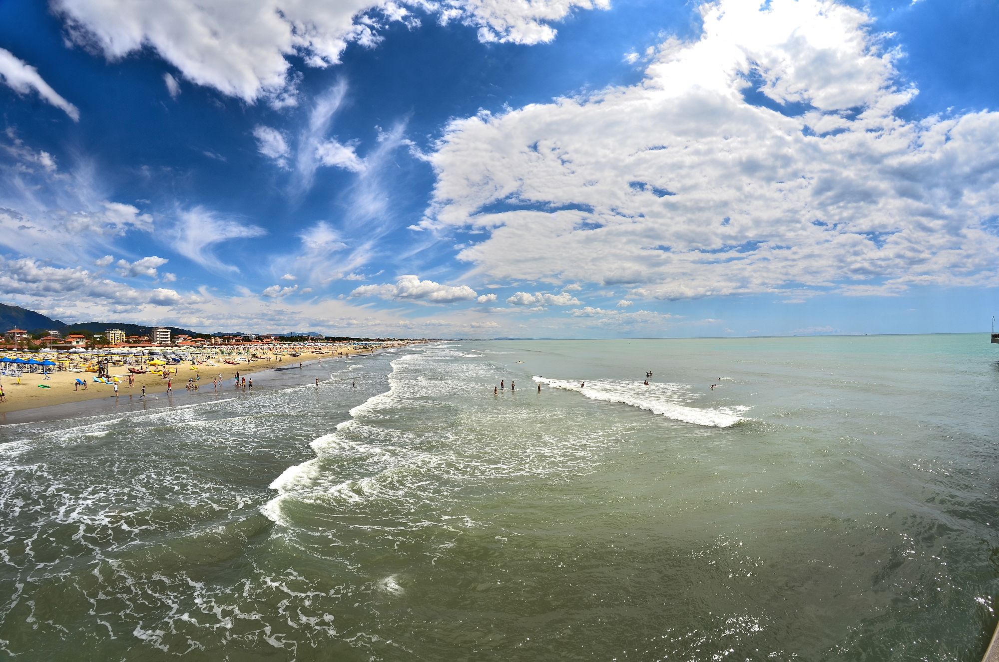 Una passeggiata collettiva a piedi nudi sulla spiaggia