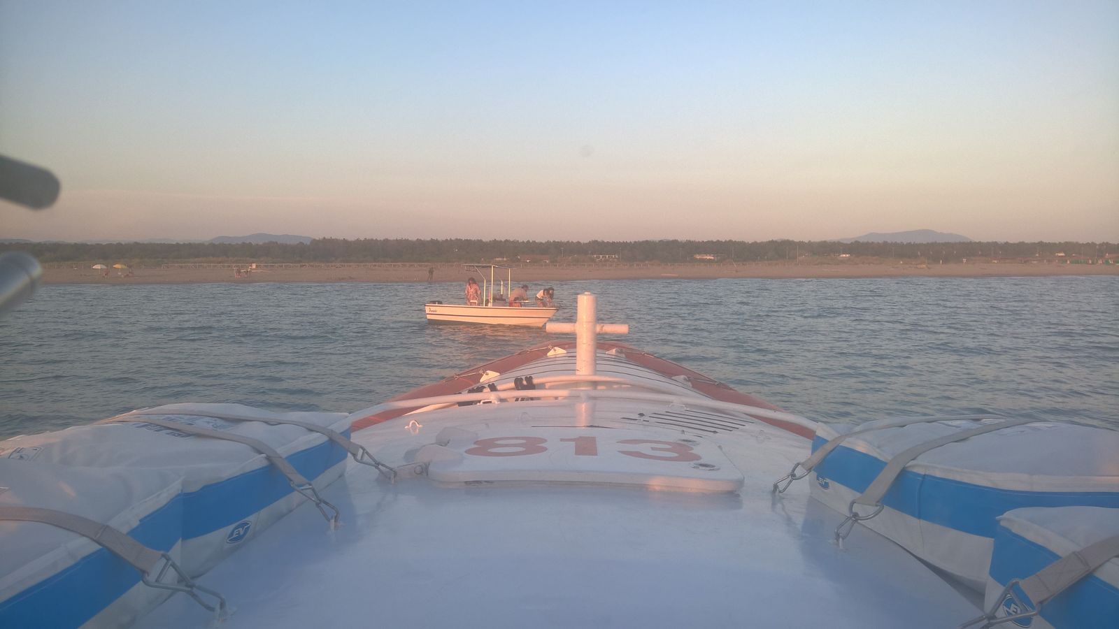 “Siamo alla deriva”, famiglia soccorsa in mare