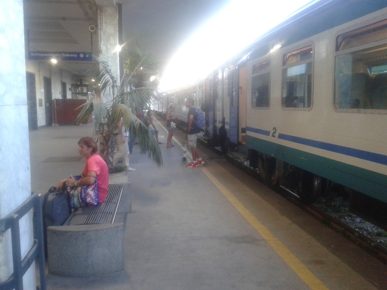 Cortocircuito alla stazione di Torre del Lago, in tilt traffico ferroviario