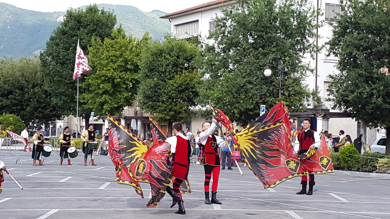 Sbandieratori in gara a Pietrasanta