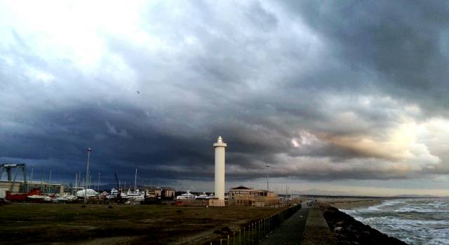 Codice giallo per pioggia giovedì 17 e venerdì 18 gennaio, allerta meteo anche a Viareggio