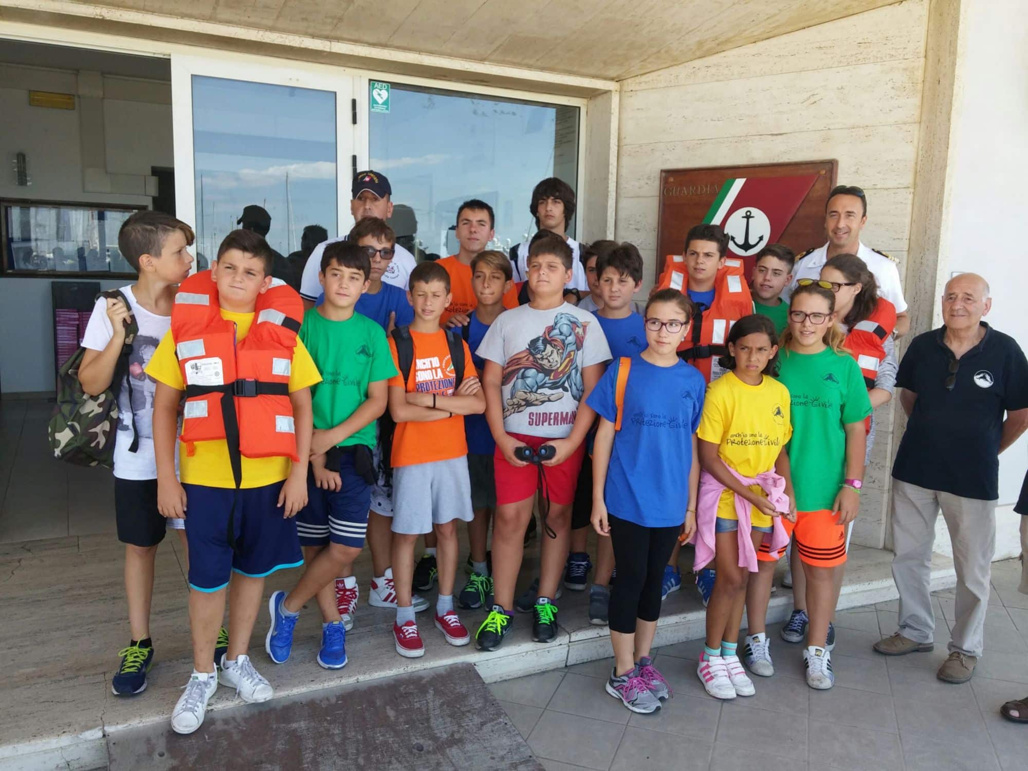 Campo scuola della Protezione Civile in visita alla Capitaneria