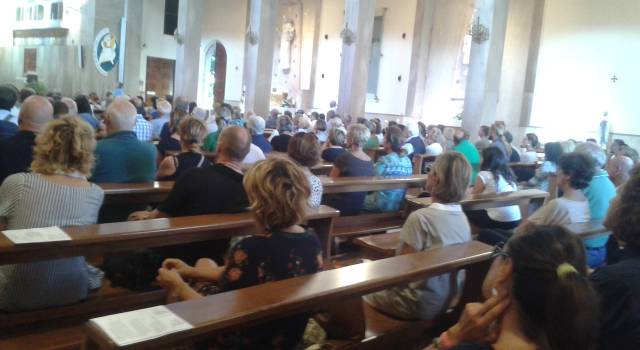 Tanta gente al funerale della professoressa Barontini