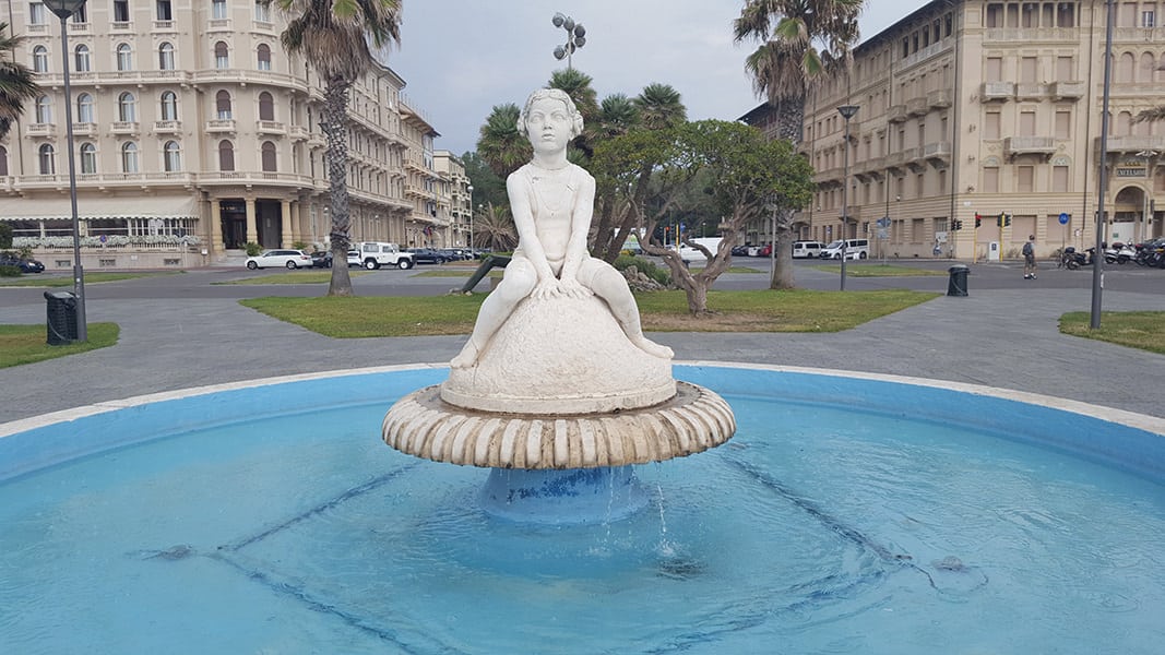 Riaccesa la fontana della “Bambina che guarda il mare”