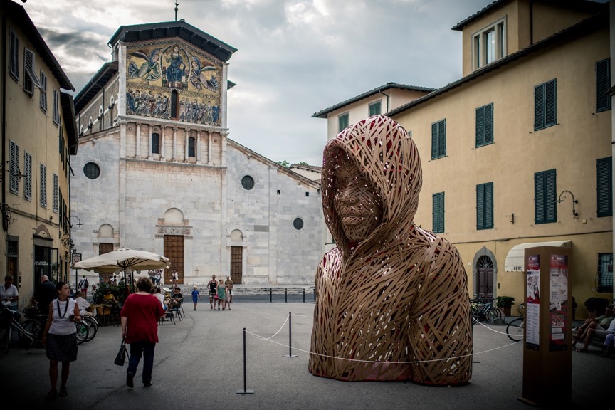 Il centro storico di Lucca come una galleria a cielo aperto