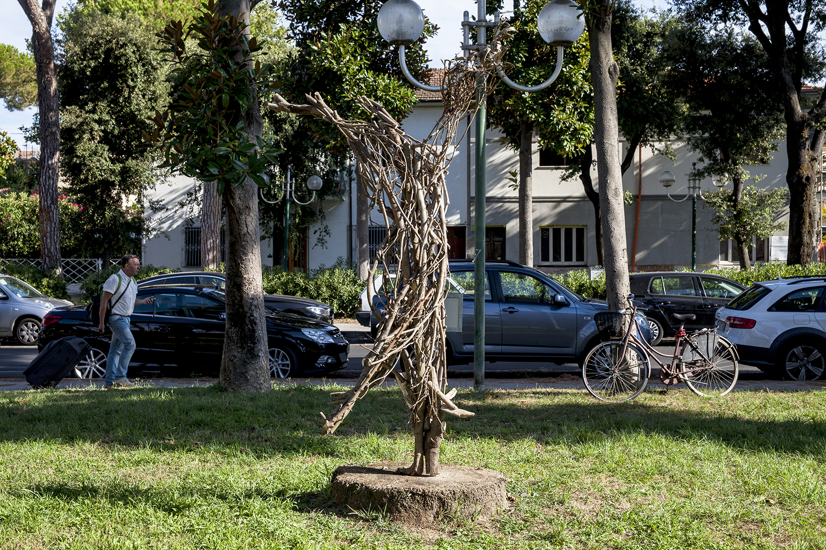“Un lupo non ulula alle radici”, in piazza Santa Caterina la scultura di Sedicente Morandi