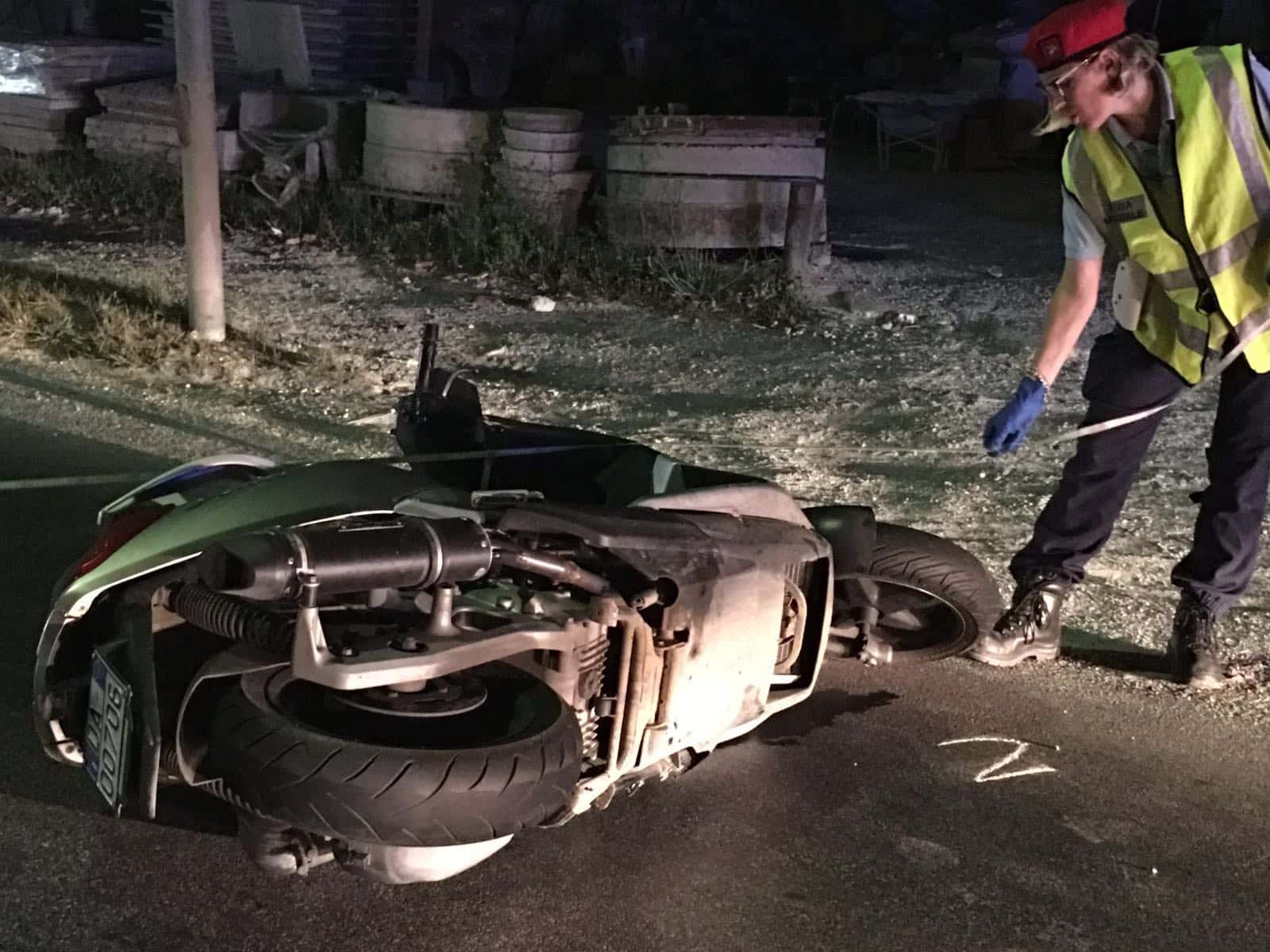 Scooterista investe una donna. Gravi entrambi