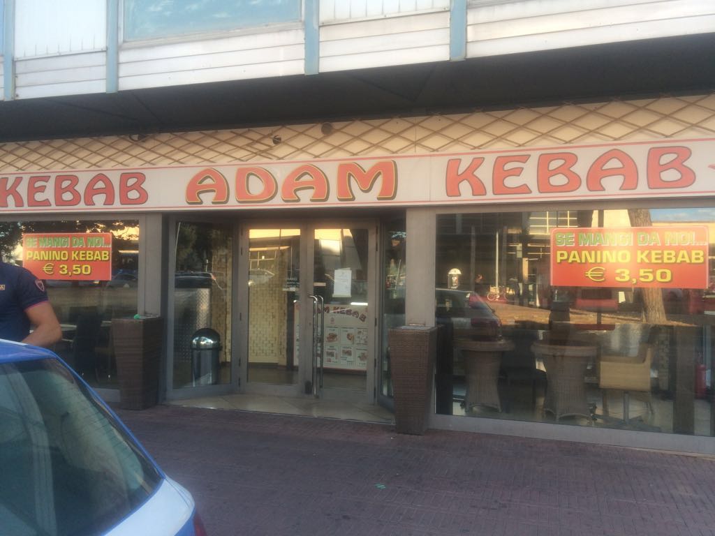 Chiuso kebab alla stazione: troppi stranieri irregolari e violenti