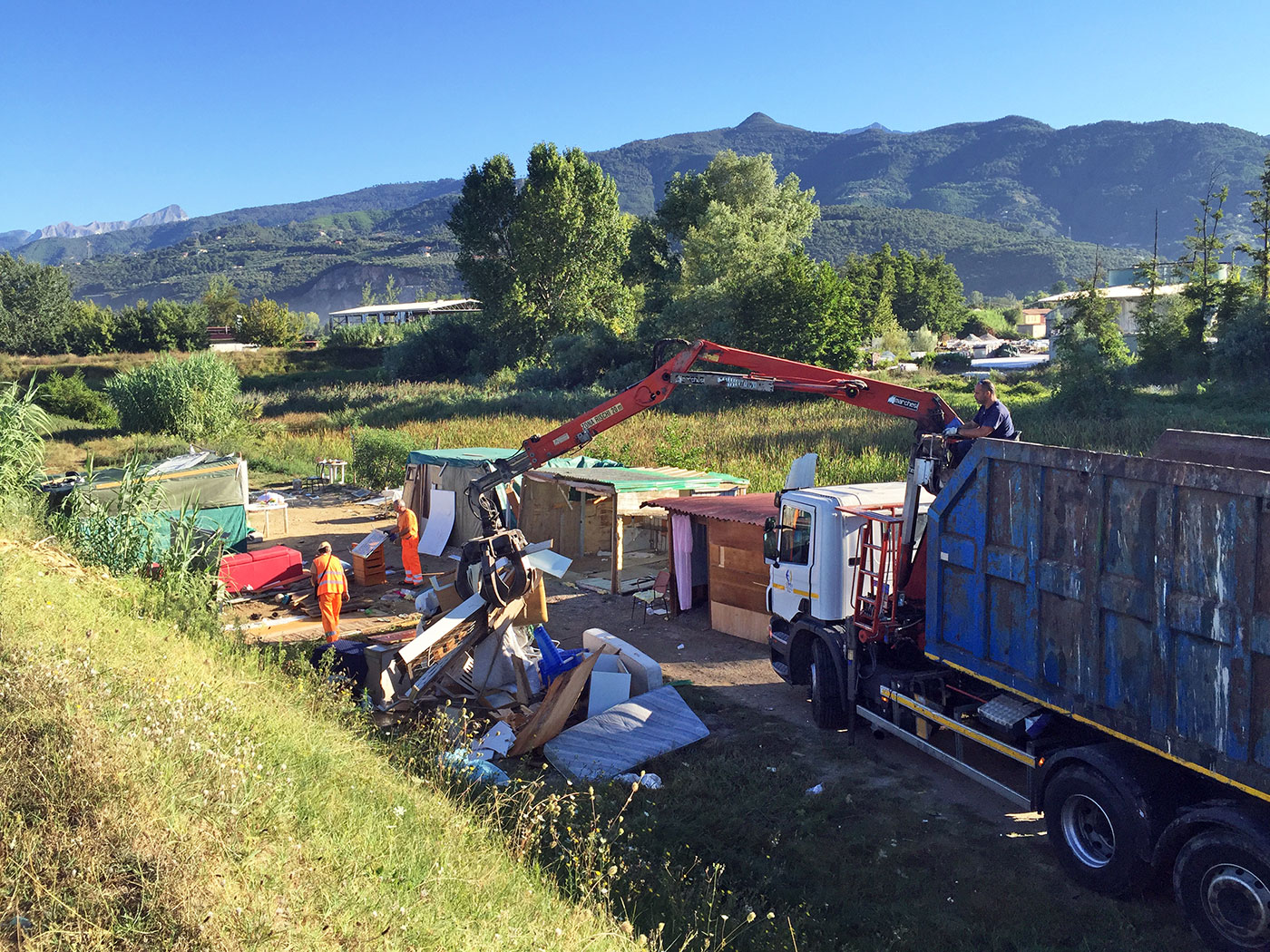 Nuovo sgombero di rom sul fiume Versilia