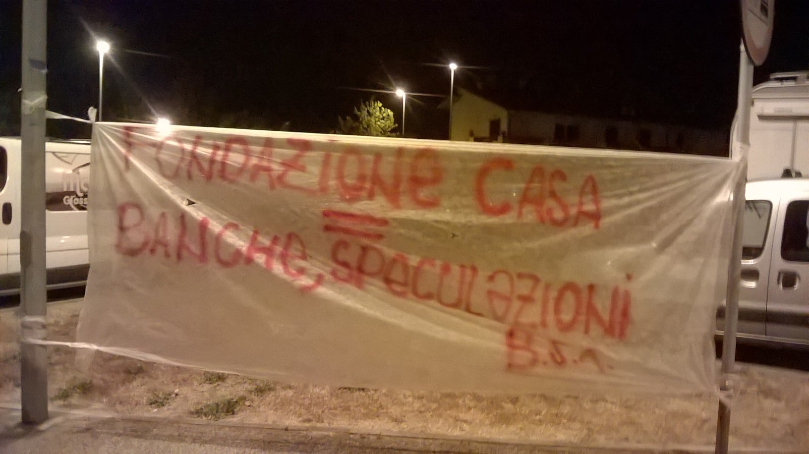 “Giù le mani dalle case popolari”. Striscioni contro Erp e Fondazione Casa