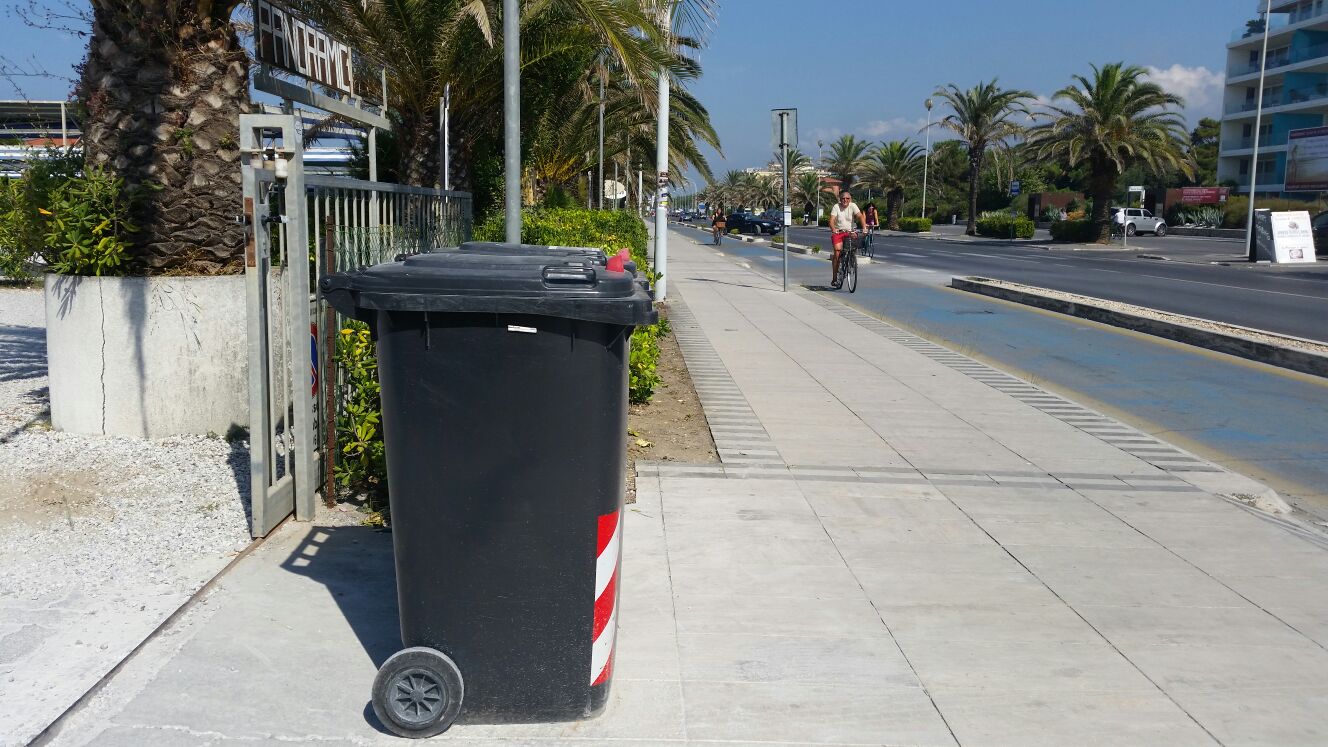 Rifiuti, raffica di multe per gli stabilimenti di Lido di Camaiore