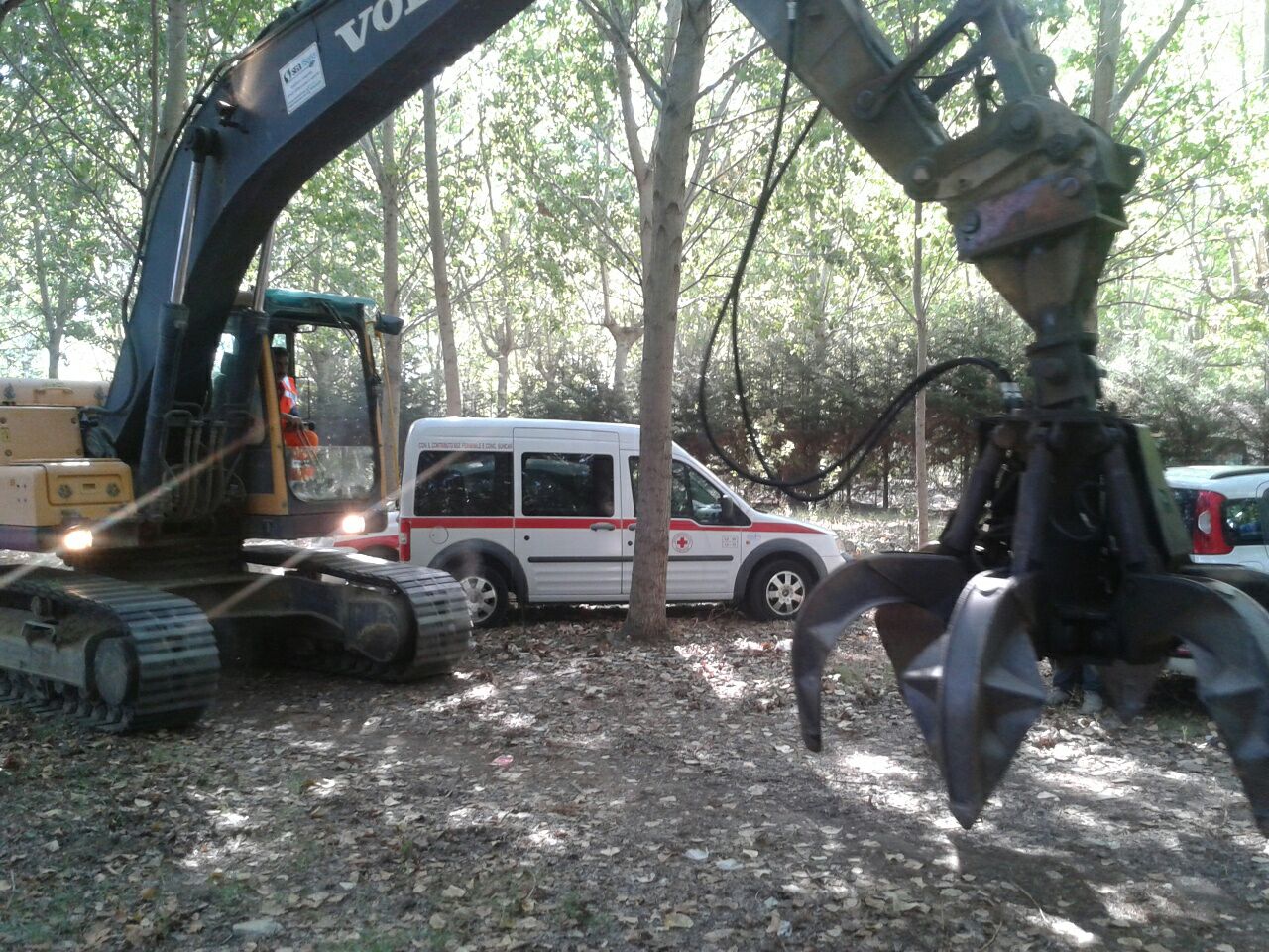 Sgombero in corso al campo rom di via Cimarosa